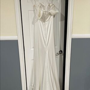 Chic Strapless White Gown with Button Detail